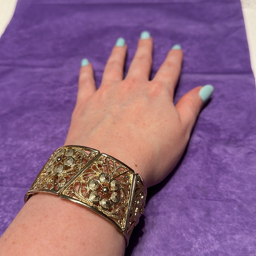 ✨ flower 🌸 bracelet ✨ - Picture 3 of 8